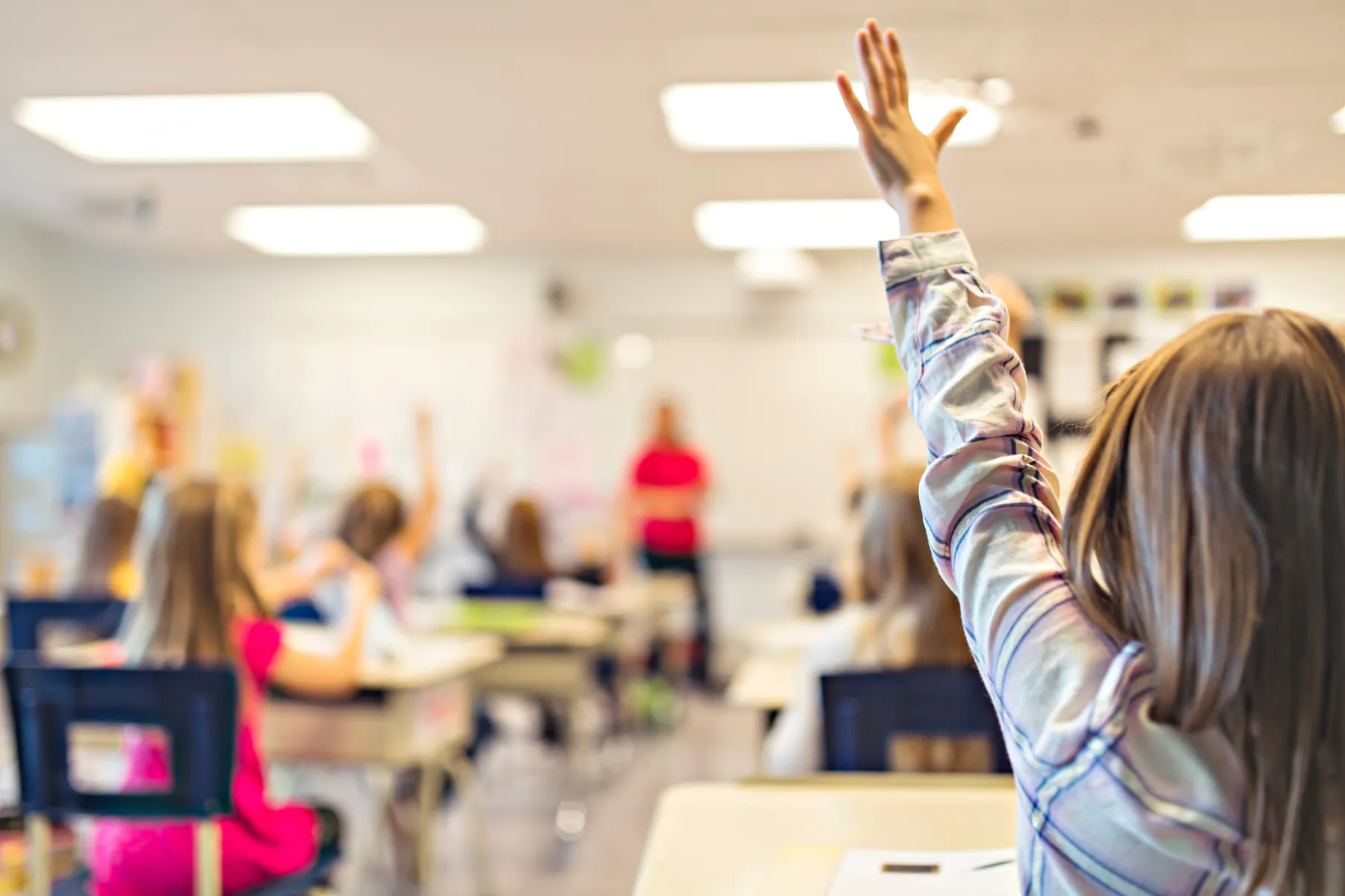 Klassenzimmer wird von LED-Panels beleuchtet