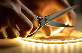 LED-Streifen wird zerschnitten